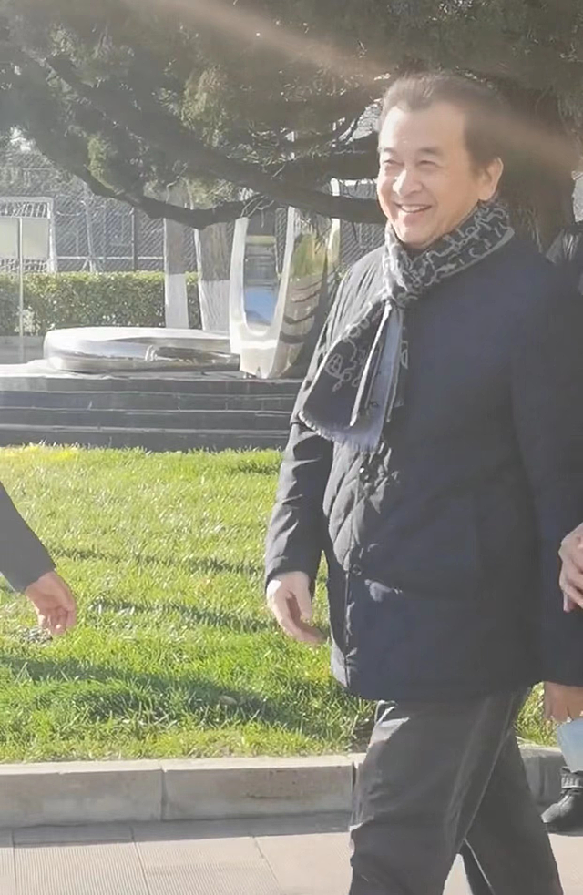 61岁黄宏免职6年近照曝光，身材发福头发稀疏，笑容灿烂心情好 - 4