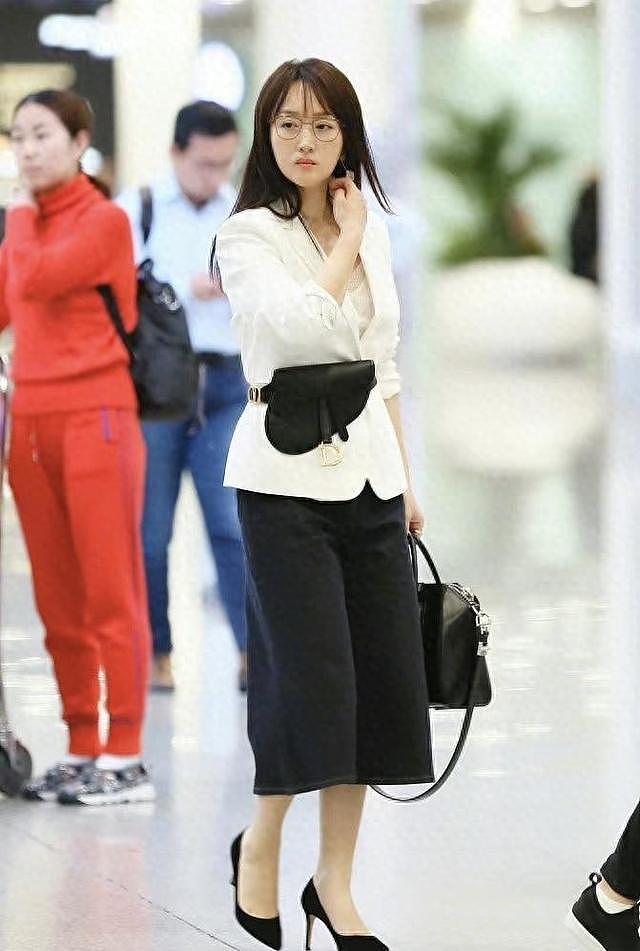 杨钰莹带火了一种女干部穿搭：西装+腰包+七分裤，时髦洋气又减龄 - 1
