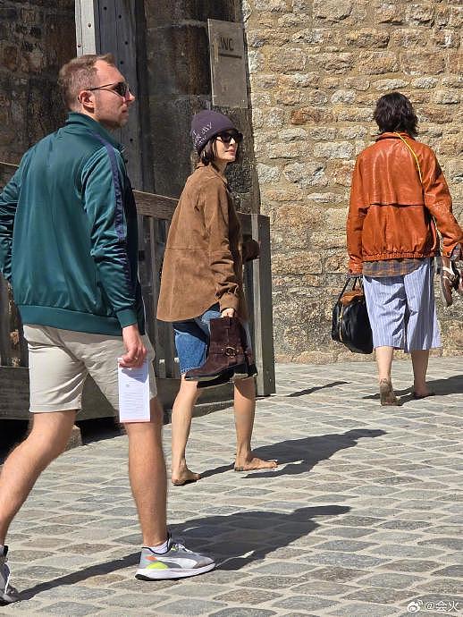 网友分享了昨天在法国偶遇花少团的照片，一脚泥的旅游团 - 3