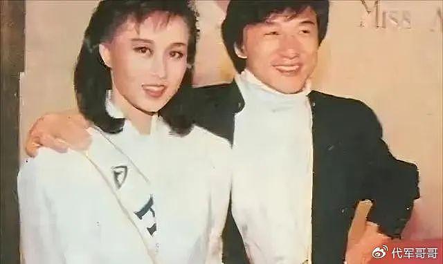 她被成龙追8年，与男友相恋26年未婚未育，68岁沦落酒楼卖唱 - 9