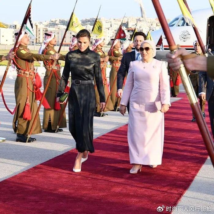 约旦王后欢迎埃及总统夫妇！埃及夫人穿粉裙很嫩，王后墨绿裙惊艳 - 3