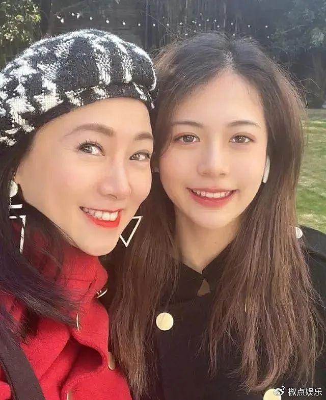 翁虹一家三口被偶遇！16岁女儿颜值逆天似阿娇，二婚老公年轻帅气 - 12