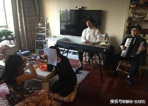 看看王铮亮生活中的家，在家和女儿弹钢琴萌化网友，家装古典大气 - 3