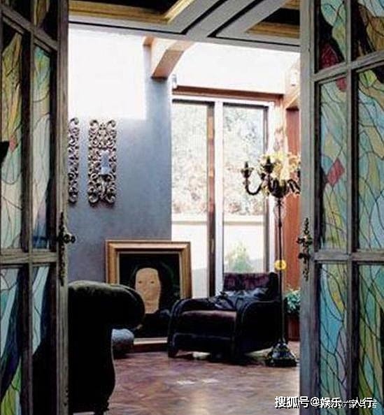 杨坤豪宅：装修超豪华，两扇彩绘玻璃门带来惊艳之感，像是艺术馆 - 3
