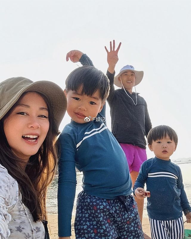岑丽香和老公儿子去海边玩耍享受家庭乐 一家四口开心拍下全家福 - 2