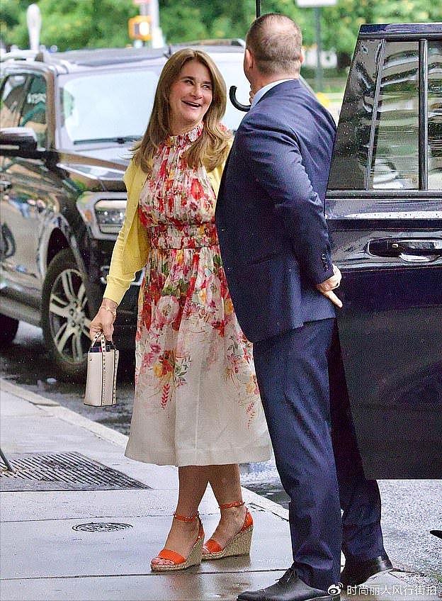 比尔盖茨和前妻罕见同框了！出席女儿毕业典礼，梅琳达穿花裙好嫩 - 7