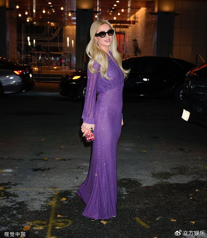 帕丽斯·希尔顿穿紫色亮片连衣裙 走路带风优雅魅惑 - 2