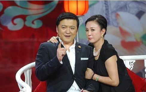 他是中国飞行员，退役后成为央视主持人，如今53岁一家人幸福美满 - 4