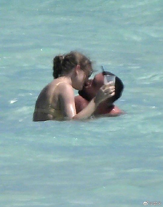霉霉与男友被拍到一起晒日光浴，在海边接吻，热恋中的小情侣 - 9