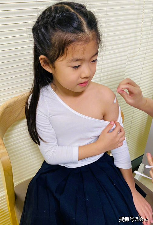 章子怡6岁的女儿打针不怕疼！盯着针头扎入胳膊，一脸淡定胆子超大 - 3