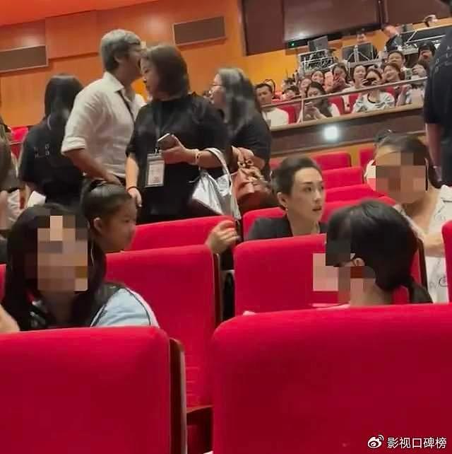 章子怡带着女儿看话剧，醒醒淡定又自信，长相更像舅舅 - 1