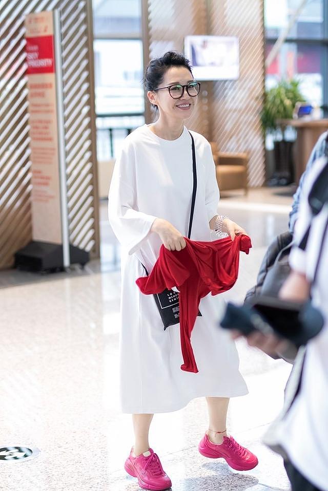 55岁许晴在机场里玩耍！穿小白裙嫩得像个“小姑娘”，真让人心动 - 4