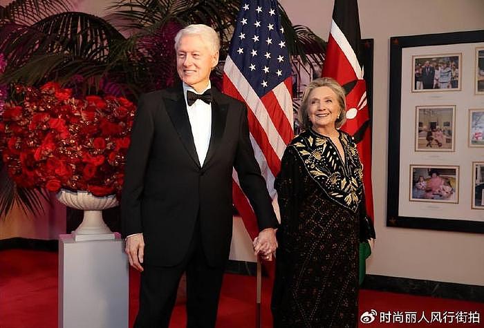 76岁希拉里和克林顿牵手出席白宫国宴！穿刺绣长袍风采依旧，霸气 - 10