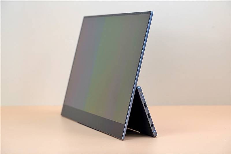 4K OLED显示器背着走！雕塑家MU156LO1便携屏评测：随时享受高画质 - 1