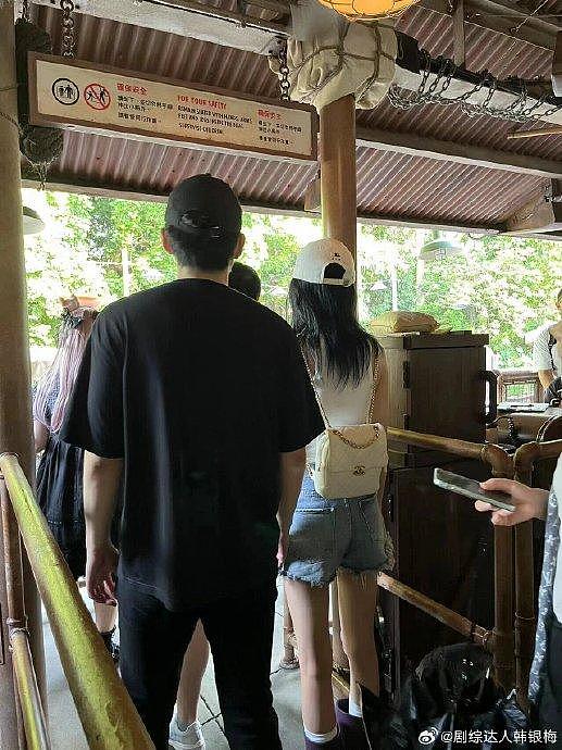 网友晒去年8月份就拍到了孙怡和藤光正亲密逛迪士尼，明星的嘴啊真够硬的 - 4