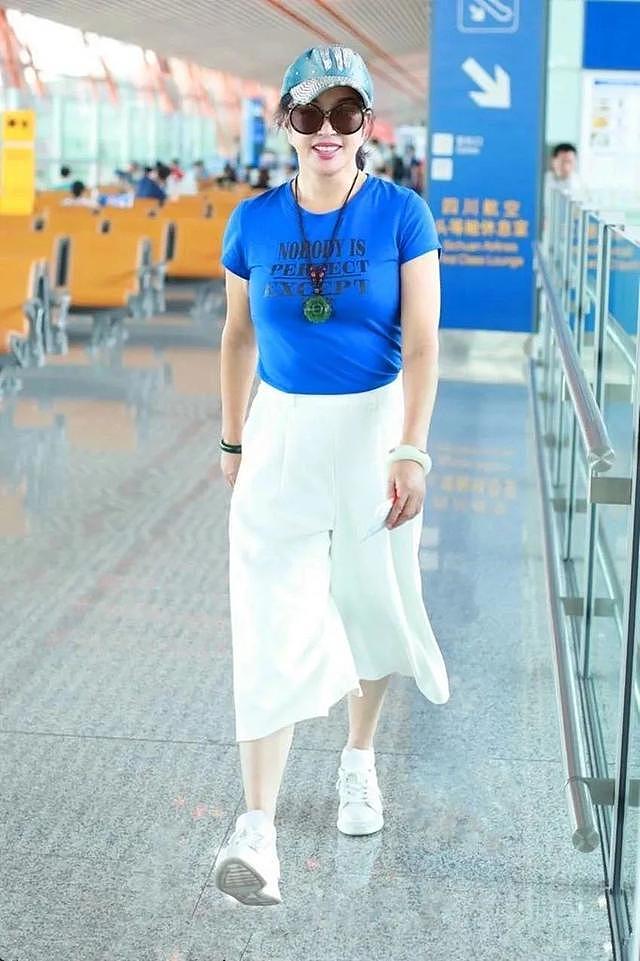 刘晓庆越老越时髦，穿格纹衬衫+小白裤+小白鞋，高级减龄又洋气 - 6