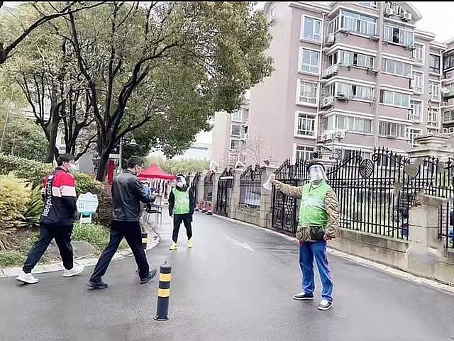知名演员陈龙上海做防疫志愿者，戴防护罩拿喇叭，忙前忙后接地气 - 5
