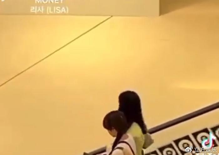 涩谷迪士尼偶遇LISA和妈妈 母女二人对镜自拍似姐妹 - 9