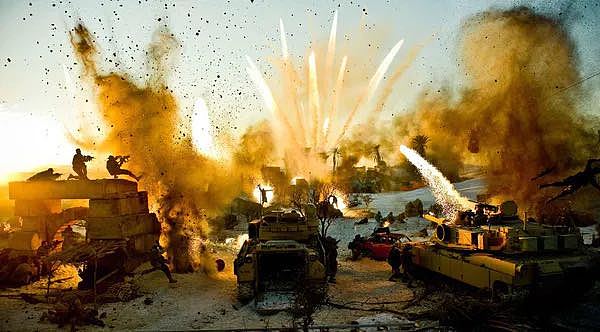 拍了28年大片的爆炸贝，凭变形金刚全球大火，这次是亡命救护车 - 25