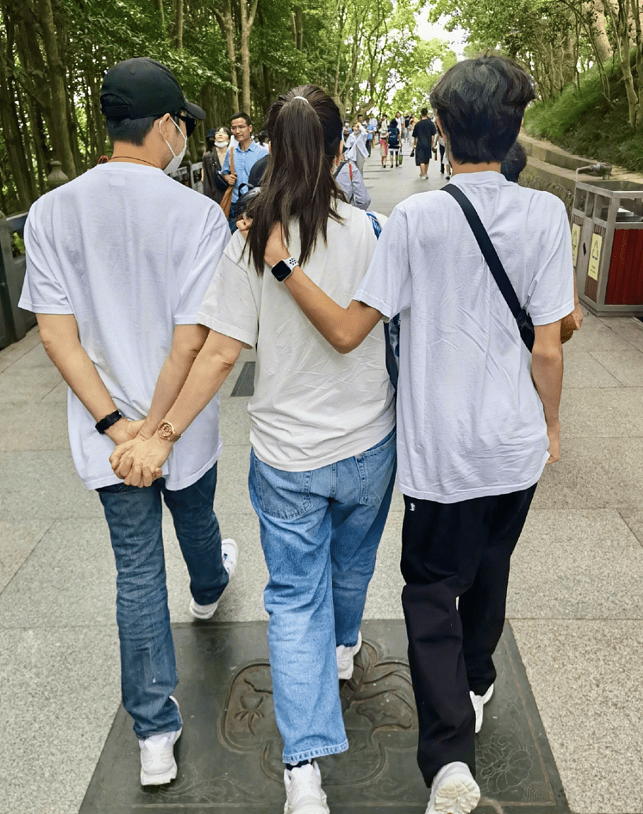 袁咏仪春节返港与儿子团聚，从背后抱魔童超有爱，母子同框像姐弟 - 8