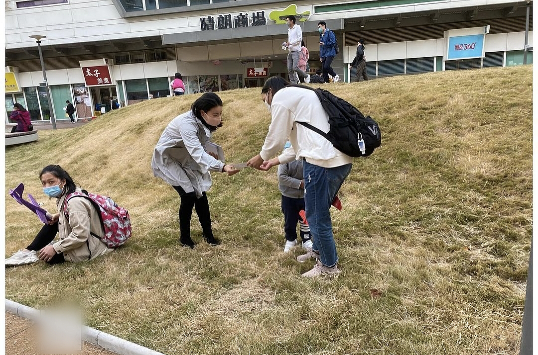 霍启刚带郭晶晶和儿子街头拉选票，亲弟弟一同现身帮宣传尽心尽力 - 8