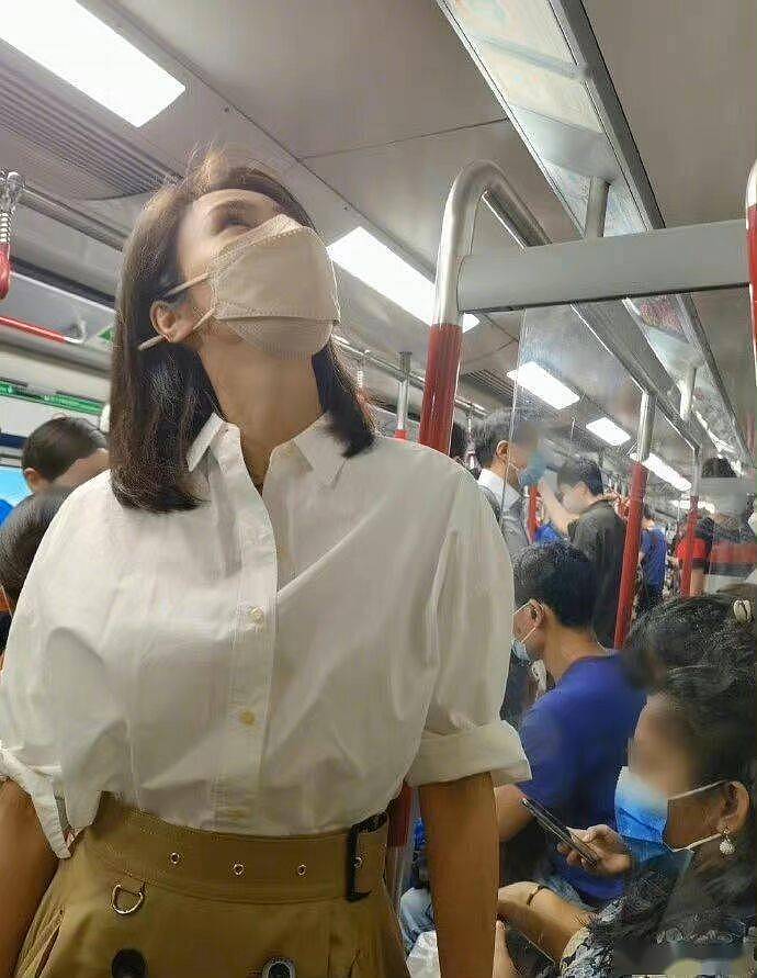 49岁黎姿带女儿坐地铁，年近半百状态超好，戴口罩也挡不住好气质 - 4