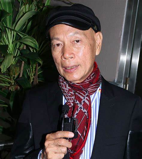 担心！75岁香港知名老戏骨演出时发生意外，从高台跳下撞到气门 - 10