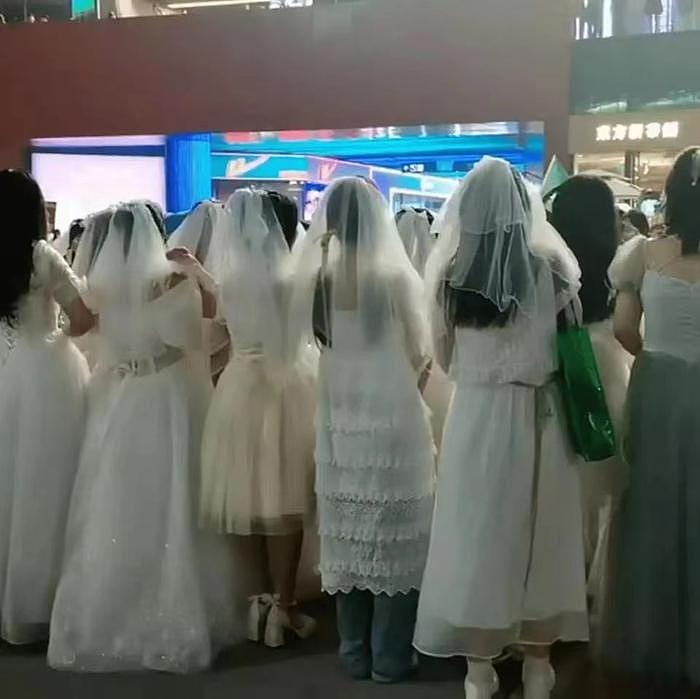 女粉组团穿婚纱，演唱会大喊：“王源娶我”，饭圈追星太离谱了 - 5