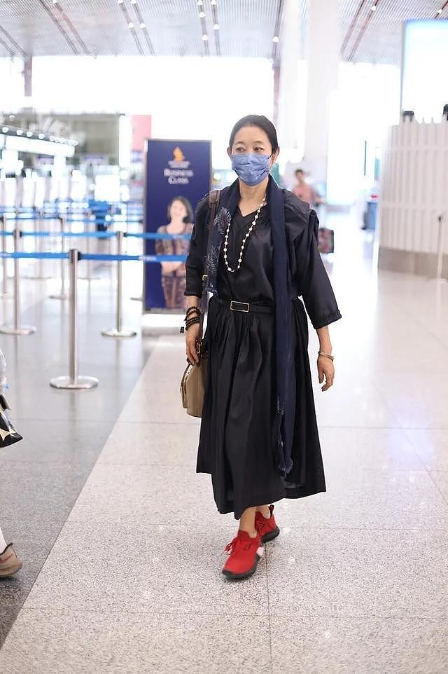 65岁倪萍机场照大变样！穿长裙+红色运动鞋+项链，美得像换了个人 - 2