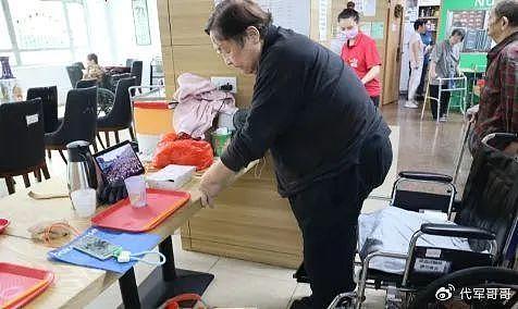 76岁老戏骨晚年凄凉，住养老院每月领1万5救济金，瘦54斤儿女不管 - 14