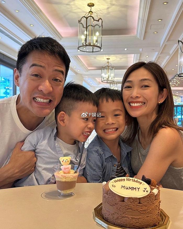 宋熙年生日与家人开心庆祝 老公陈智燊和两个儿子同时献吻 - 6