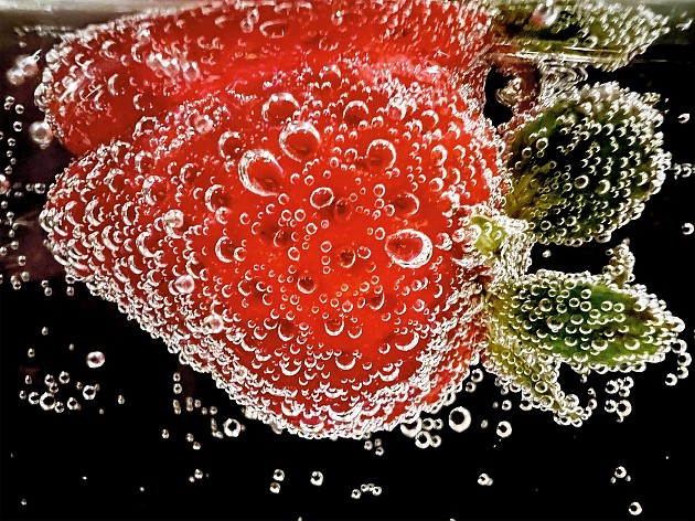 《Strawberry in Soda》（草莓），由 Ashley Lee 拍摄 美国，旧金山