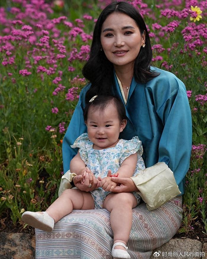 不丹王后抱小公主庆祝34岁生日！眼神显疲惫，小公主穿碎花裙好萌 - 1