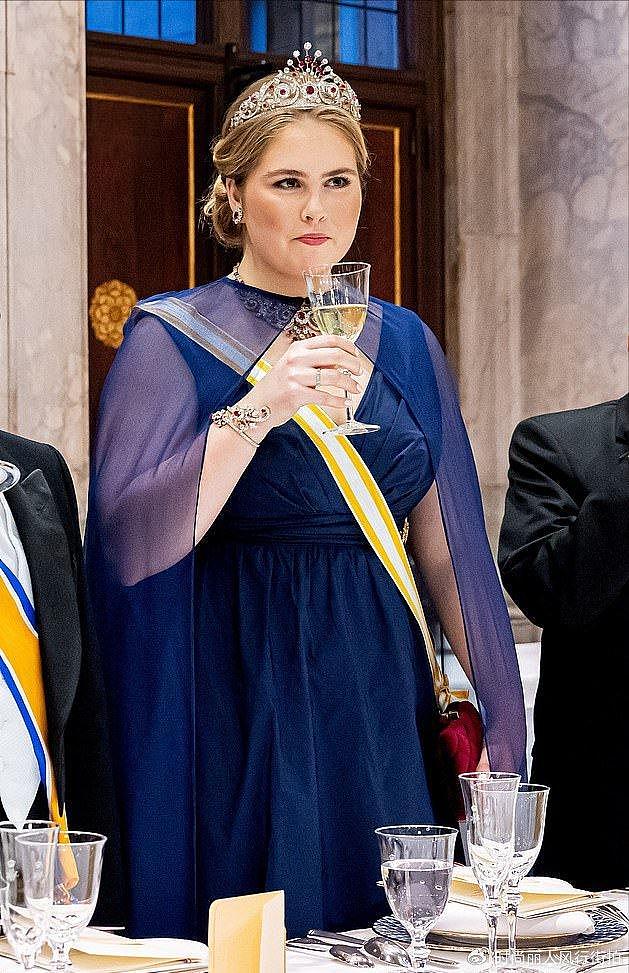 西班牙王后闪耀荷兰国宴！头戴皇冠太美，20岁荷兰大公主身材丰腴 - 7