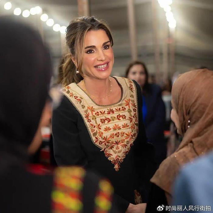 约旦王后欢迎埃及总统夫妇！埃及夫人穿粉裙很嫩，王后墨绿裙惊艳 - 11