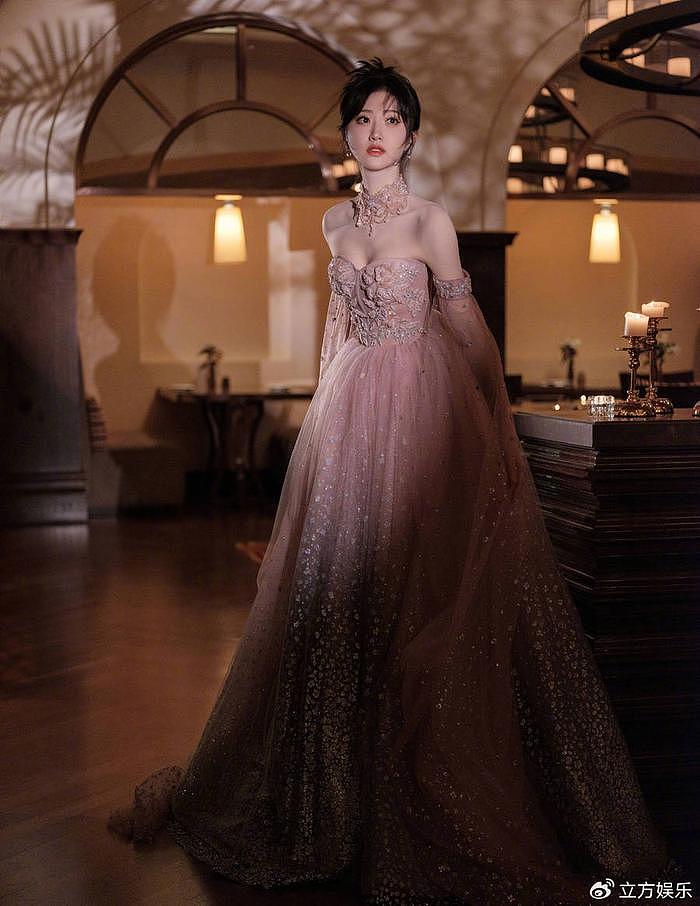 景甜穿淡粉闪钻纱裙好优雅 仿佛城堡里的甜美公主 - 2