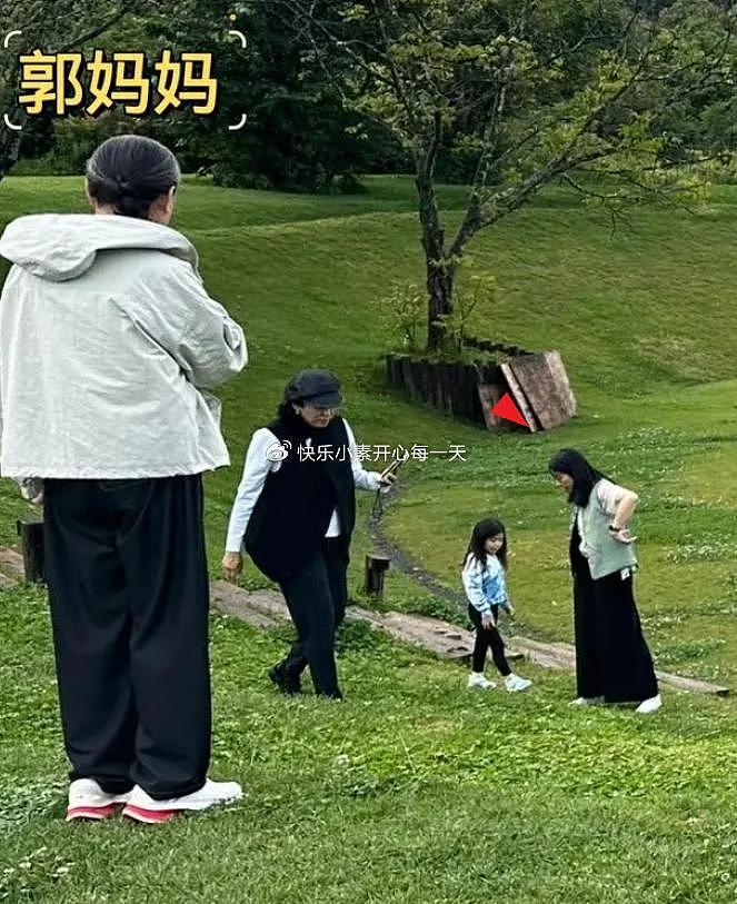 郭晶晶陪“两个妈妈”度假，67岁郭妈妈精气神十足，一家人好幸福 - 2