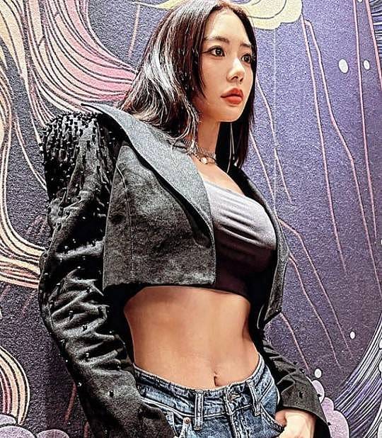 韩国女艺人Clara晒美照 穿短款上衣大秀蛮腰与蜜桃身材 - 1