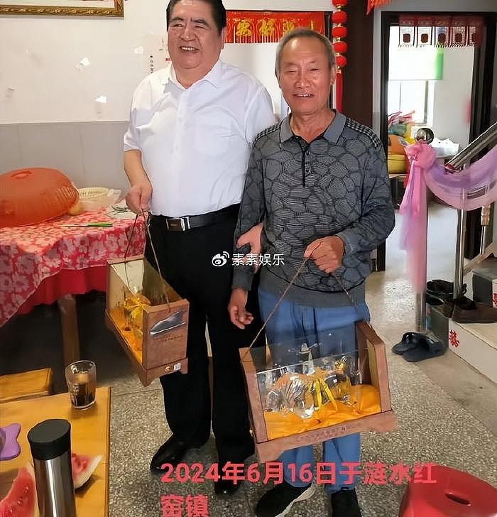 恭喜！姜萍父亲收到5000元奖励金，富豪送名酒表示庆贺 - 2