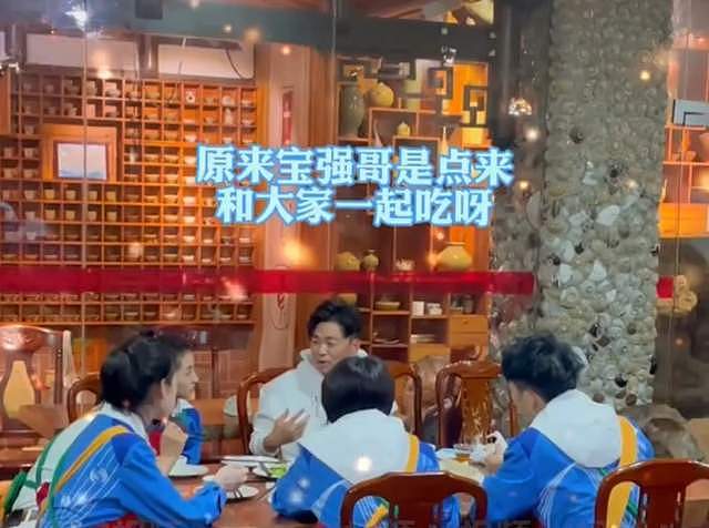张子枫餐厅体验服务员，偶遇王宝强点餐吓一跳，10年前曾演他女儿 - 3