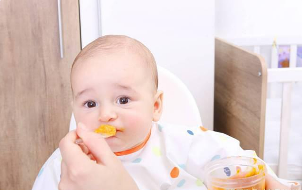 宝宝开始吃辅食后，喂奶量如何变化才合适？家长要根据月龄来判断 - 3
