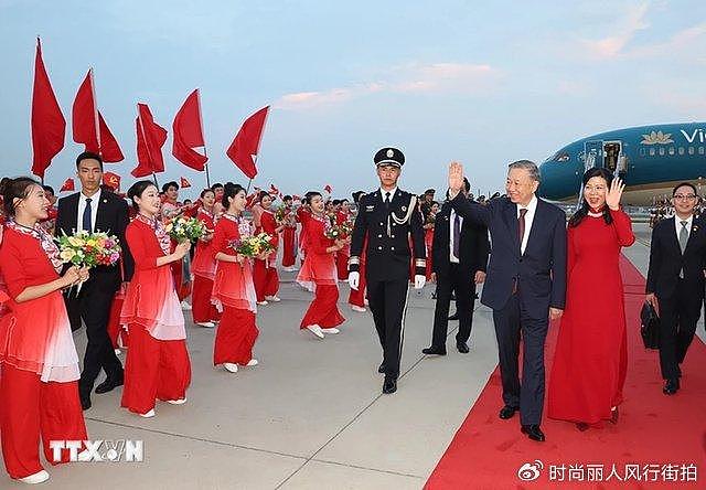 苏林夫妇访华结束返程！夫人穿湖蓝色奥黛惊艳，在北京还看京剧了 - 10