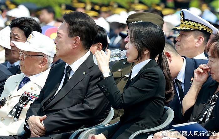 韩国第一夫人穿黑色套装出席纪念日活动！扎低马尾又嫩了，太冻龄 - 8