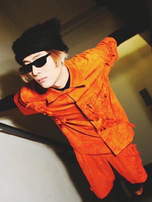 将出席上海时装秀，最新造型图中，他身着橙色套装吸睛又亮眼… - 3