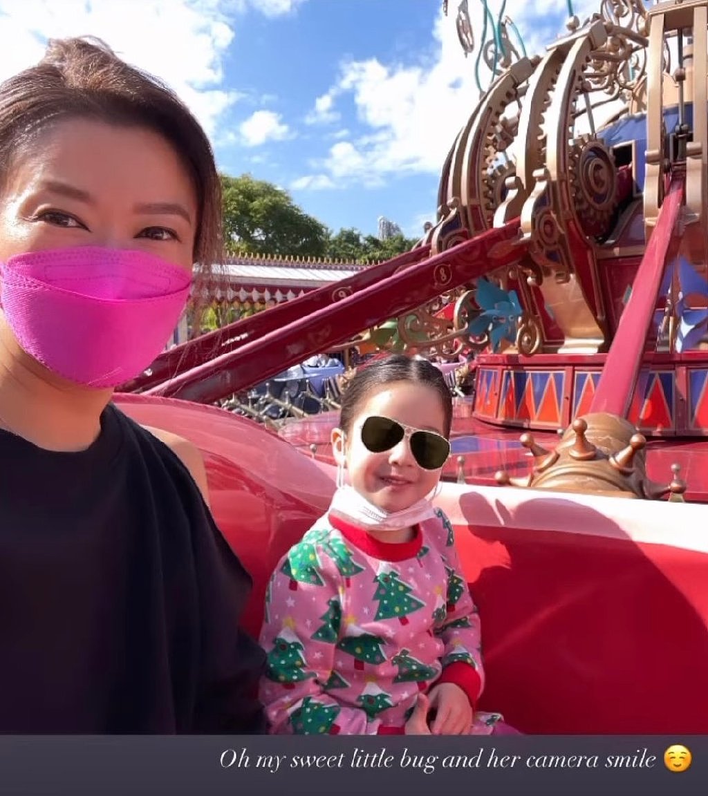 谢婷婷低调回香港探亲，母女游玩迪士尼，3岁女儿初到香港很开心 - 1