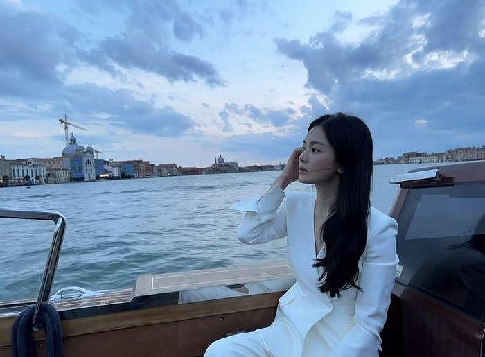 宋慧乔在威尼斯，优雅白西装吸睛，和车银优视频，又被韩网友热议 - 5