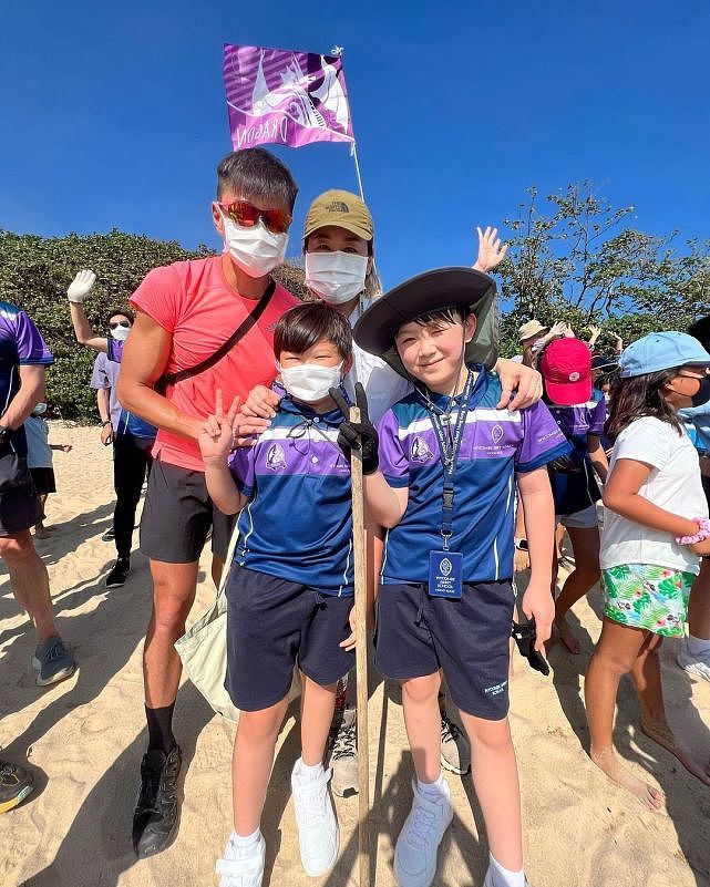 前TVB男艺人黄浩然携妻儿去沙滩捡垃圾 一家四口为保护环境做公益 - 2