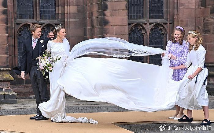 乔治王子教父大婚！公爵夫人穿露背婚纱好惊艳，皇冠和夏公主撞款 - 5