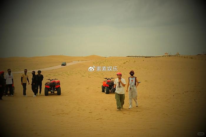 蔡少芬一家人宁夏旅游，儿子爆炸头特可爱，母子坐在骆驼上拍照 - 12