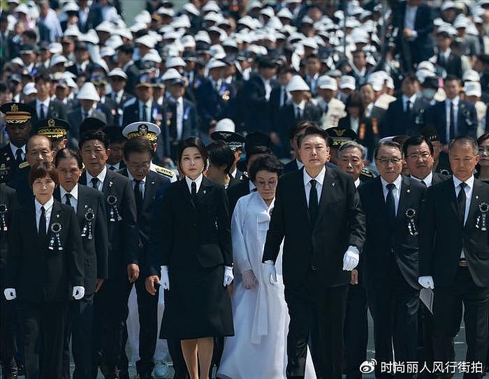 韩国第一夫人穿黑色套装出席纪念日活动！扎低马尾又嫩了，太冻龄 - 12